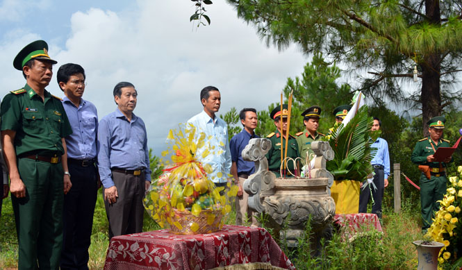 Các đồng chí lãnh đạo tỉnh dâng hương tưởng niệm Đại tướng Võ Nguyên Giáp.