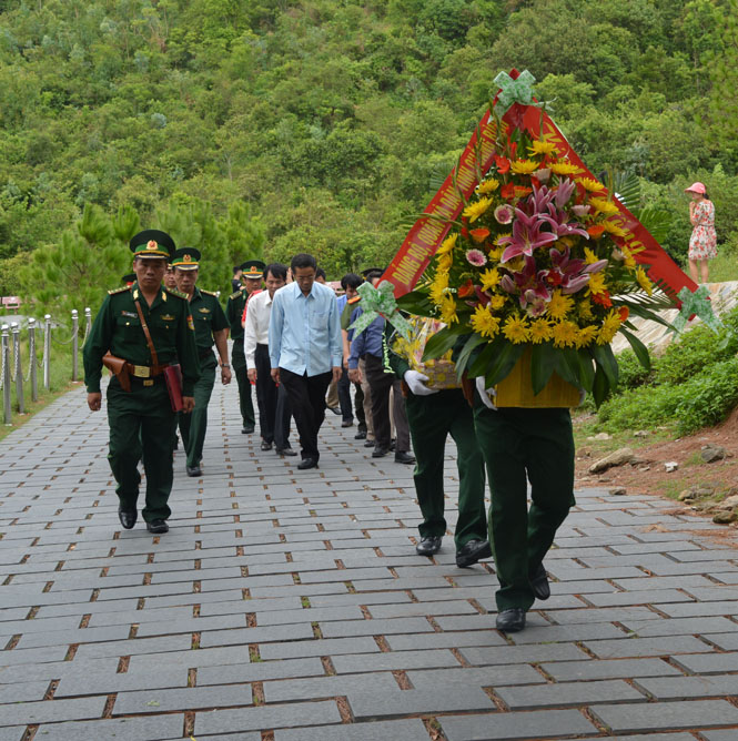 Trong tháng 7-2017, đã có trăm hàng ngàn người dân khắp mọi miền quê đến dâng hương tưởng niệm Đại tướng Võ Nguyên Giáp. 