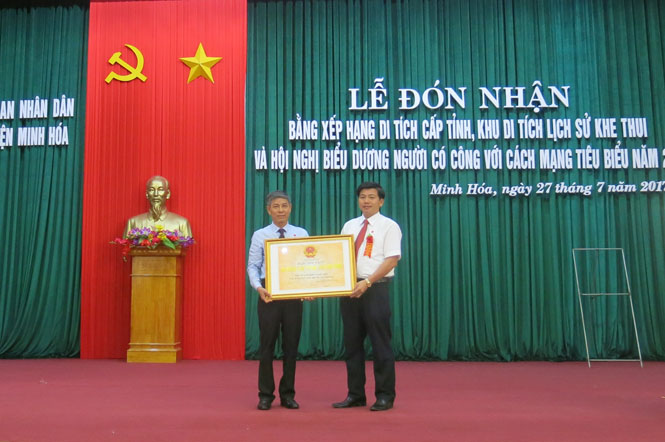 Lãnh đạo Sở Văn hóa – Thể thao trao bằng bằng xếp hạng di tích lịch sử cấp tỉnh cho khu di tích Khe Thui