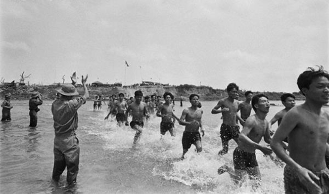 Cảnh trao trả tù binh ở sông Thạch Hãn, Quảng Trị năm 1973. Ảnh: Tư liệu