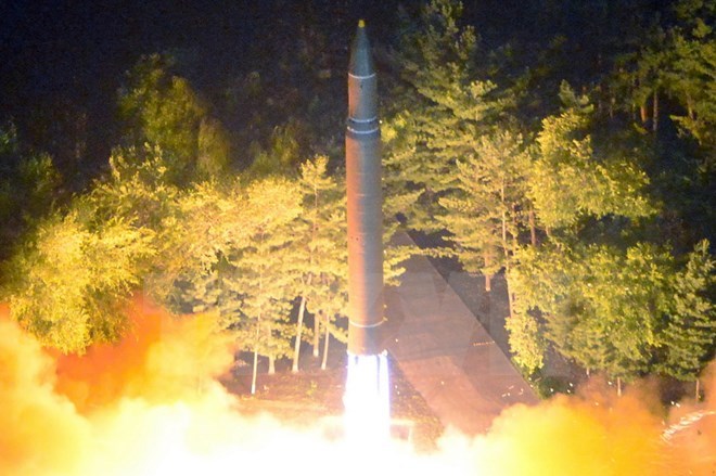 Tên lửa ICBM Hwasong-14 của Triều Tiên được phóng tại một địa điểm bí mật ngày 28-7. (Nguồn: EPA/ TTXVN)