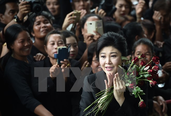 Cựu Thủ tướng Thái Lan Yingluck Shinawatra (phải, phía trước) tới Tòa án Tối cao ở Bangkok, Thái Lan ngày 21-7. (Nguồn: AFP/TTXVN)