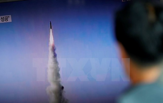 Một vụ thử tên lửa đạn đạo tầm trung của Triều Tiên được phát trên truyền hình ở Seoul ngày 22-5.(Nguồn: EPA/TTXVN)