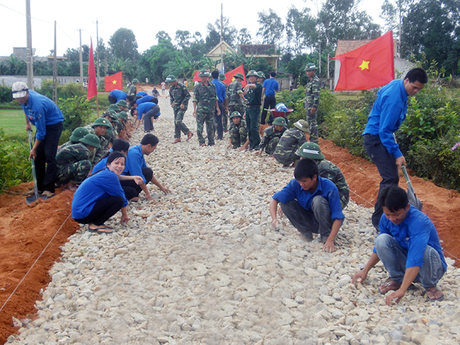 ĐVTN tham gia làm đường giao thông nông thôn.