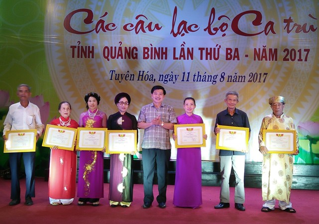 Ông Trần Vũ Khiêm, Tỉnh ủy viên, Giám đốc Sở Văn hóa và Thể thao tặng giấy khen cho các câu lạc bộ ca trù