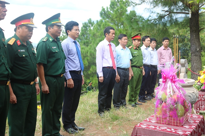 Các đồng chí lãnh đạo tỉnh dâng hương viếng mộ đại tướng Võ Nguyên Giáp