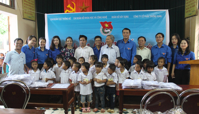 Đoàn trao tặng quà cho các em học sinh Vân Kiều tại bản Khe Ngát.