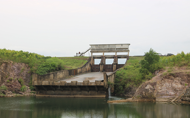 Hồ Vực Tròn (xã Quảng Hợp, Quảng Trạch) đã được sửa chữa, gia cố hệ thống kè nhằm bảo đảm an toàn trong mùa mưa lũ.