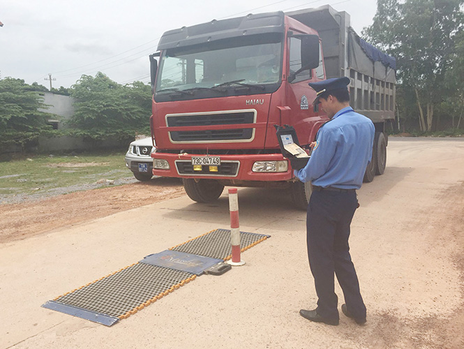 Lực lượng Thanh tra Sở GTVT xử lý một xe ô tô chở quá tải trọng cầu đường cho phép.