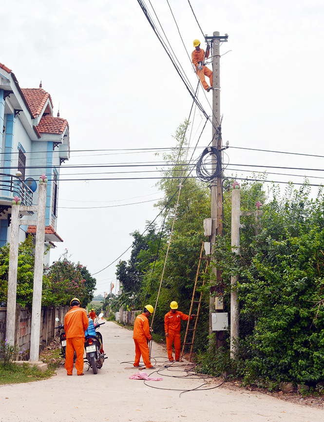 Điện lực huyện Quảng Ninh chú trọng kiểm tra, tu bổ hệ thống lưới điện trước mỗi mùa mưa bão.