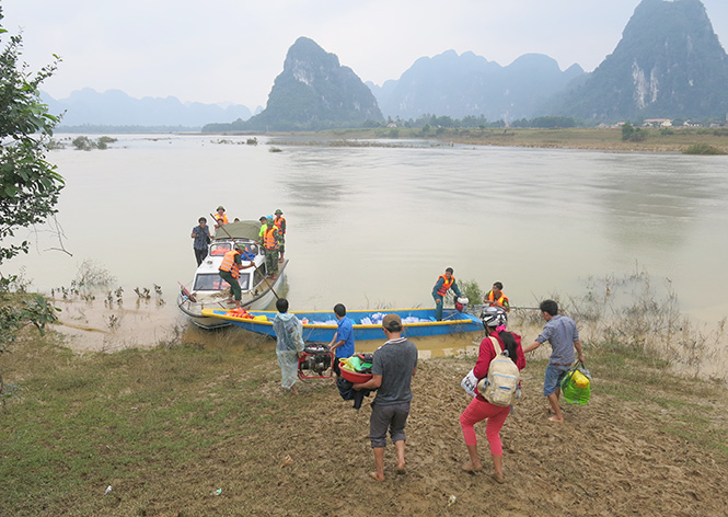 Công tác cứu trợ, cứu nạn trong lũ luôn được huyện Minh Hóa quan tâm.