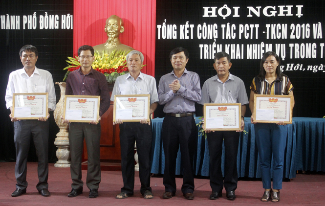Đại diện lãnh đạo UBND TP. Đồng Hới đã trao Giấy khen cho 5 tập thể có thành tích xuất sắc trong công tác PCTT-TKCN năm 2016.