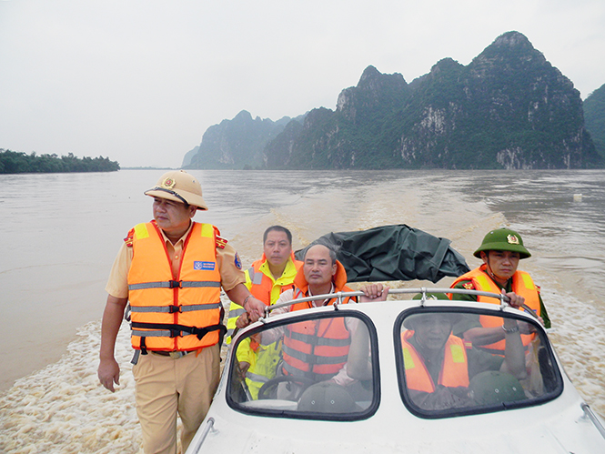 Lực lượng Công an huyện Tuyên Hóa huy động phương tiện, trang thiết bị làm nhiệm vụ tìm kiếm cứu nạn, cứu hộ, bảo đảm TTATGT trong mùa bão, lũ năm 2016.