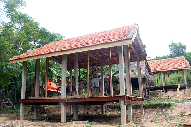 Những ngôi nhà phòng tránh thiên tai hỗ trợ người Mã Liềng phía Tây huyện Tuyên Hóa đang sắp sửa hoàn thiện.