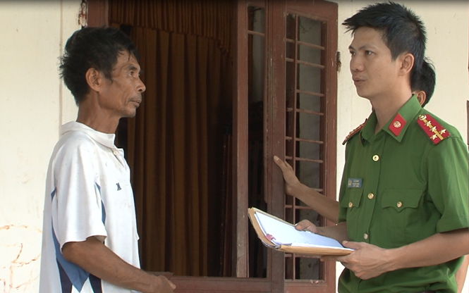 Nạn nhân Trần Viết Lộc kể lại sự việc xảy ra với cán bộ điều tra.