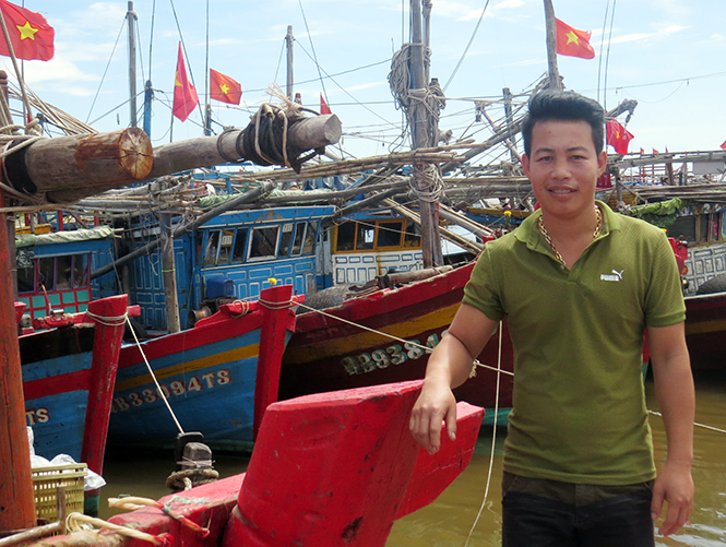Ngư dân Nguyễn Tuấn Anh bên tàu cá của mình sau tuần trăng ở sông Roòn (xã Cảnh Dương).