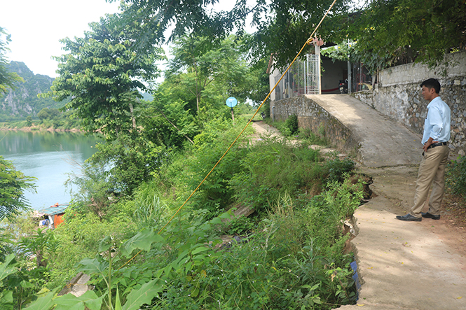 Sông Gianh sạt lở đến sát nhà dân thôn Yên Tố, xã Phong Hoá.