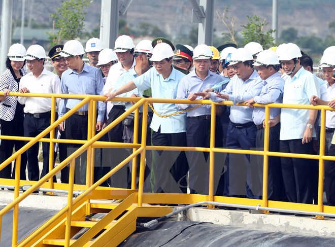 Thủ tướng Nguyễn Xuân Phúc thăm khu hồ sinh học xử lý nước thải Công ty trách nhiệm hữu hạn Gang thép Hưng Nghiệp Formosa Hà Tĩnh. (Ảnh: Thống Nhất/TTXVN)