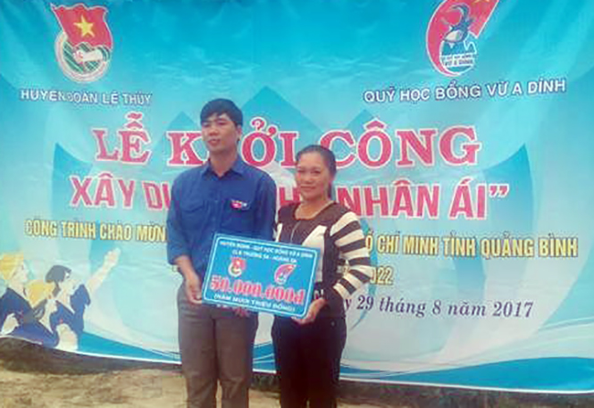 Đại diện Ban Thường vụ Huyện đoàn Lệ Thủy trao 50 triệu đồng cho gia đình em Trần Thị Thùy Trinh.