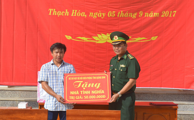 Đại tá Phạm Xuân Diệu tặng nhà tình nghĩa cho gia đình chính sách ở xã Thạch Hóa