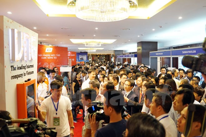 Các gian hàng giới thiệu công nghệ mới thu hút đông đảo sự quan tâm của các đại biểu. (Ảnh: PV/Vietnam+)
