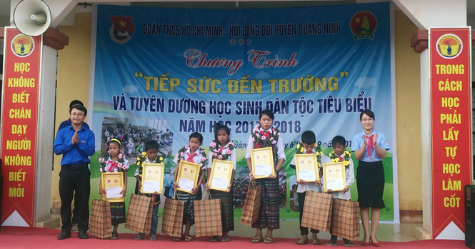 Đại diện lãnh đạo Huyện đoàn Quảng Ninh tuyên dương và trao tặng quà cho học sinh dân tộc tiêu biểu trên địa bàn.
