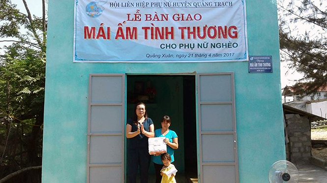 Hội LHPN huyện Quảng Trạch bàn giao nhà mới cho chị Mai Thị Sâm ở thôn Xuân Hòa, xã Quảng Xuân.