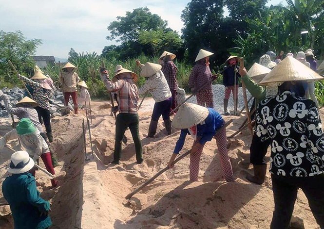 Chị em phụ nữ đóng góp ngày công xây dựng “Mái ấm tình thương” cho chị Nguyễn Thị Hồng.