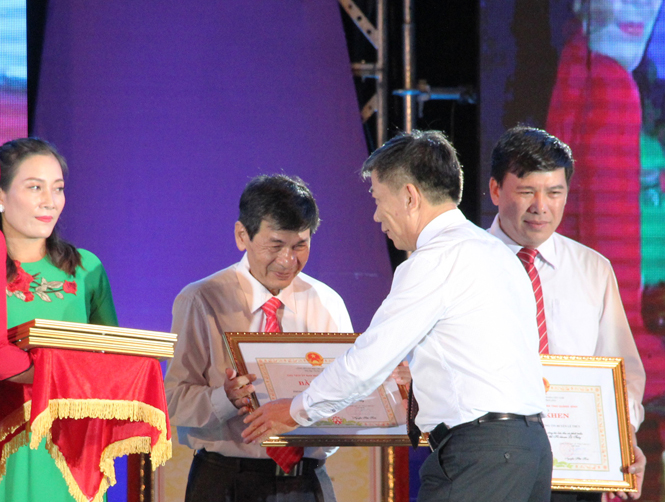 Đồng chí Nguyễn Hữu Hoài, Chủ tịch UBND tỉnh trao Bằng khen cho ngành GD - ĐT huyện Lệ Thuỷ vì những đóng góp trong việc bảo tồn và phát triển làn điệu Hò khoan Lệ Thuỷ.