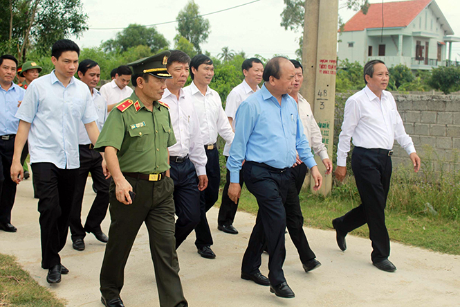 Thủ tướng Nguyễn Xuân Phúc cùng các đồng chí lãnh đạo tỉnh thăm xã NTM Đức Trạch (huyện Bố Trạch).