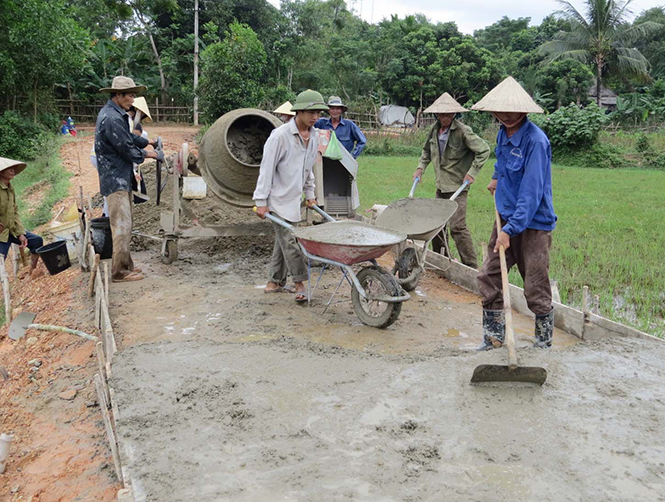 Nhân dân huyện Lệ Thủy bê tông đường giao thông nông thôn.