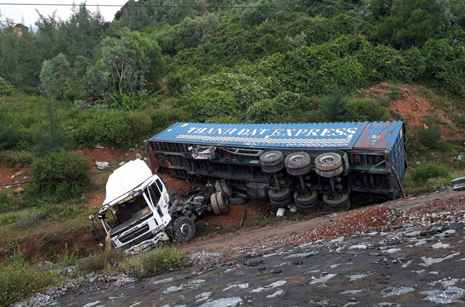 Chiếc xe container lao xuống vực, hư hỏng nặng.