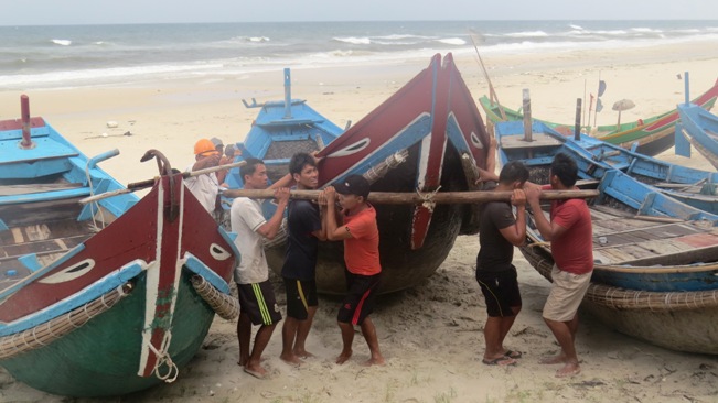 Ngư dân Ngư Thủy Nam huy động lực lượng cả thôn hỗ trợ nhau đưa thuyền đến nơi an toàn
