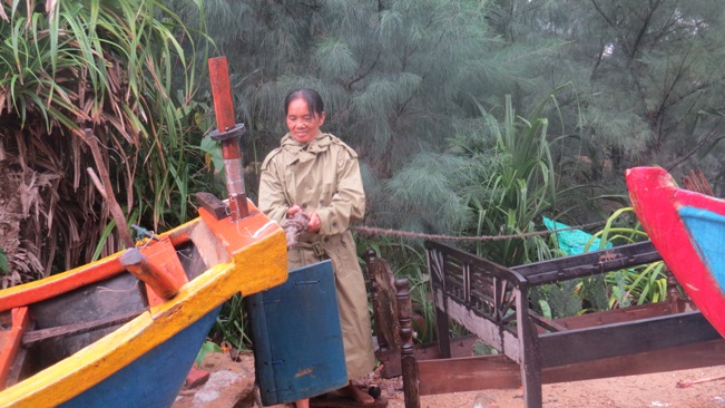 Bà Phan Thị Luân, thôn Nhân Nam, xã Nhân Trạch (Bố Trạch) buộc đây neo, chằng chéo chắc chắn chiếc thuyền của gia đình