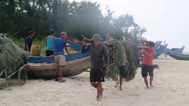 Ngư dân Ngư Thủy Nam đưa ngư lưới cụ vào nhà cất giữ tránh bão