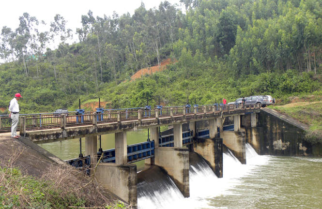 Các cơ quan chức năng kiểm tra hồ chứa ở huyện Quảng Trạch.