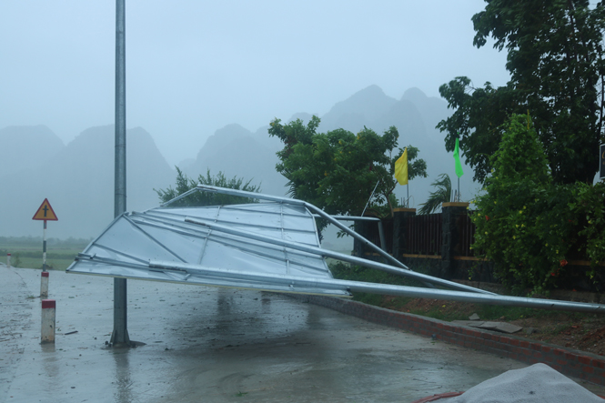 Biển hiệu tại xã Văn Hoá bị bão số 10 làm gãy đổ.