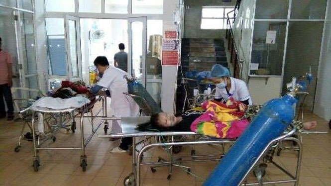 Cán bộ y tế đang cấp cứu người bị tai nạn do bão ở Bệnh viện đa kho khu vực Bắc Quảng Bình.