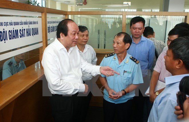 Bộ trưởng Mai Tiến Dũng cùng các đại biểu làm việc tại Chi cục Hải quan Cửa khẩu cảng Đình Vũ, Hải Phòng. (Ảnh: Lâm Khánh/TTXVN)