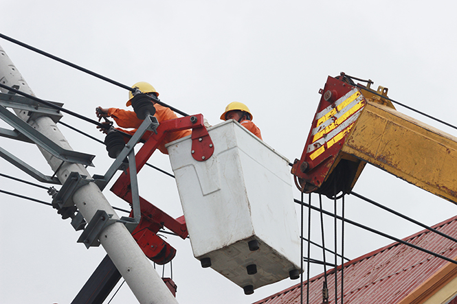  Công nhân Điện lực Quảng Bình khắc phục hậu quả bão số 10.  Ảnh: HÀNH TIẾN