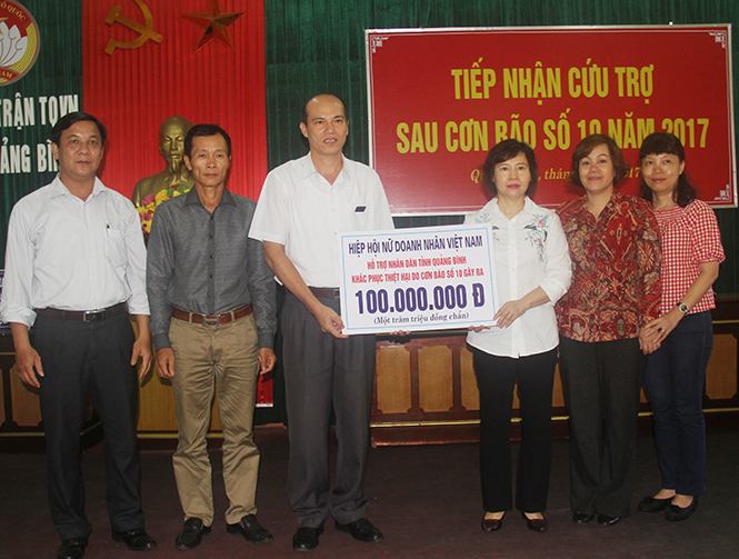  Đại diện Ban Thường trực Ủy ban MTTQVN tỉnh tiếp nhận hỗ trợ của Hiệp hội Nữ doanh nhân Việt Nam.