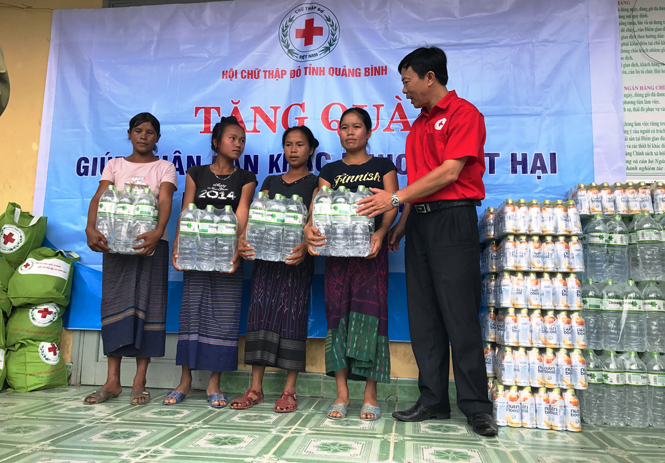     Đại diện lãnh đạo Hội Chữ thập đỏ tỉnh trao quà hỗ trợ cho đồng bào A Rem xã Tân Trạch