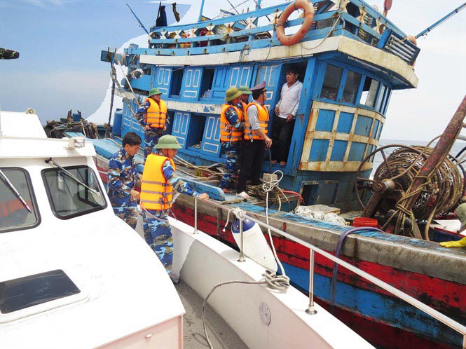 Lực lượng chức năng kêu gọi ngư dân chủ động neo đậu tàu thuyền khi mùa mưa bão đến.