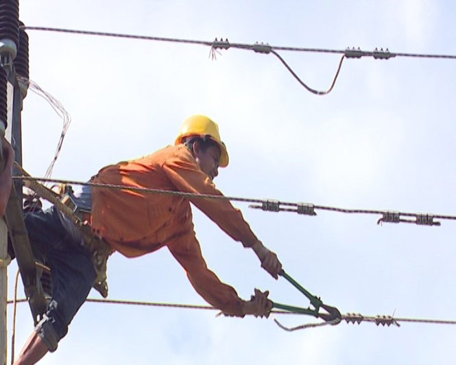  Nhân viên điện lực Tuyên Hóa nỗ lực khắc phục lưới điện sau bão số 10.