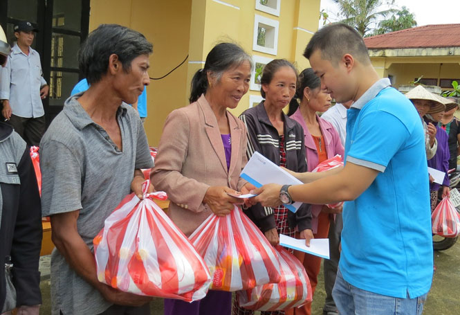 Nhân viên của SVTECH trao quà cho người dân xã Quy Hóa