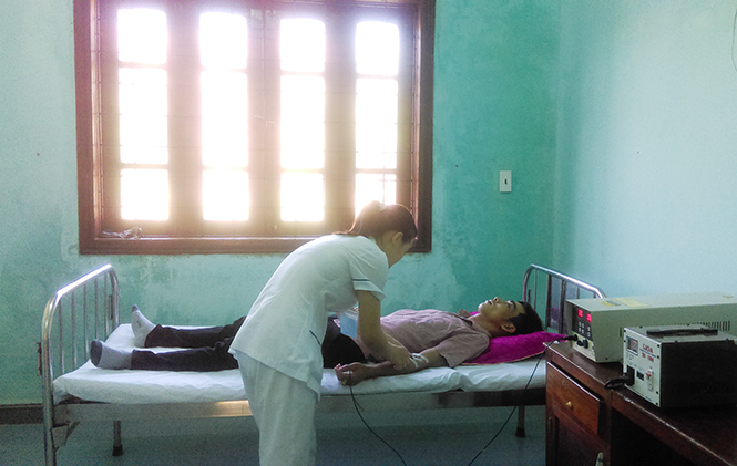 Bệnh nhân đang được điều trị bằng laser nội mạch tại Bệnh viện Y học cổ truyền Quảng Bình.