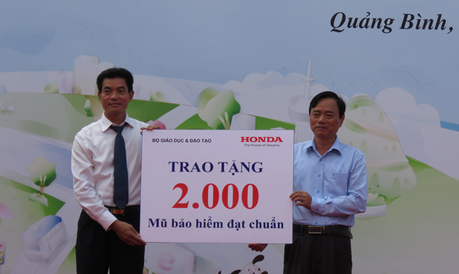 Đồng chí Đinh Quý Nhân, TUV, Giám đốc Sở GD-ĐT tiếp nhận 2.000 mũ bảo hiểm đạt chuẩn của Công ty Honda Việt Nam trao tặng.