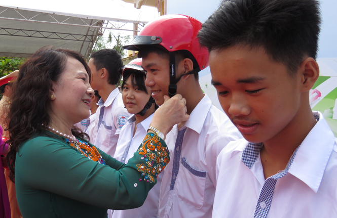 Thứ trưởng Bộ GD-ĐT Nguyễn Thị Nghĩa trao mũ bảo hiểm cho học sinh Trường THPT Phan Đình Phùng.