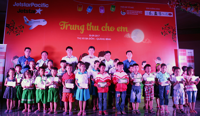 Đại diện lãnh đạo Sở Du lịch và UBND thị xã Ba Đồn trao học bổng cho các em học sinh.