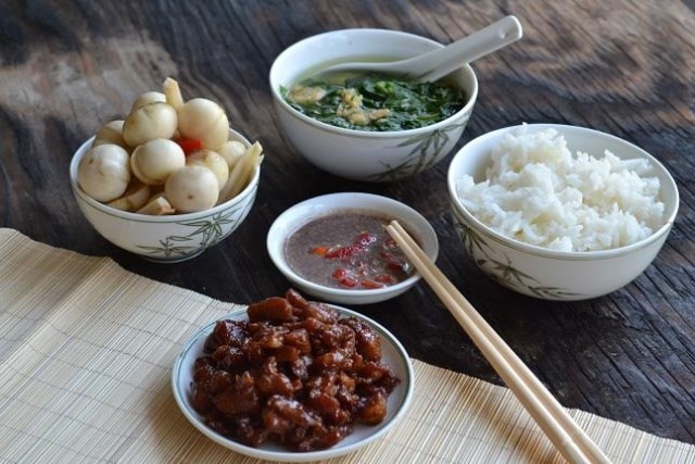  Cà pháo  là muối là món ăn truyền thống trong mâm cơm gia đình Việt Nam